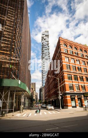 Le gratte-ciel de l'appartement, situé au 56 Leonard Street, domine les bâtiments inférieurs de Tribeca à New York le dimanche 24 mai 2019. 56 Leonard Street, conçu par Herzog & de Meuron, mesure 820 mètres de haut et compte 145 appartements. (© Richard B. Levine) Banque D'Images