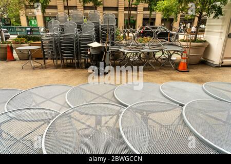 Tables et chaises en entreposage au Flatiron Plaza lors de la pandémie Covid-19 à New York le samedi 23 mai 2020.(© Richard B. Levine) Banque D'Images