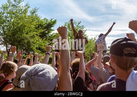 Minneapolis, États-Unis. 31 mai 2020. Minneapolis, MN - 31 mai 2020 : manifestation d'un groupe de manifestants sur les lieux de la George Floyd Black Lives Matter le 31 mai 2020 à Minneapolis, Minnesota. Crédit: Jake Handegard/l'accès photo crédit: L'accès photo/Alamy Live News Banque D'Images