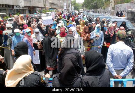 Les travailleuses de la santé de la campagne de vaccination contre la polio tiennent une manifestation contre le retrait de leur emploi et le non-paiement de leurs cotisations salariales, en dehors du club de presse de Karachi le lundi 1er juin 2020. Banque D'Images