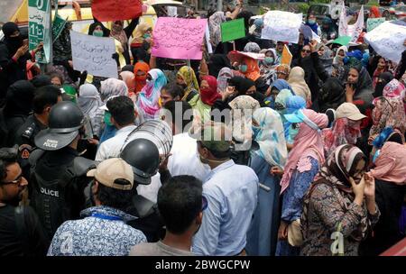 Les travailleuses de la santé de la campagne de vaccination contre la polio tiennent une manifestation contre le retrait de leur emploi et le non-paiement de leurs cotisations salariales, en dehors du club de presse de Karachi le lundi 1er juin 2020. Banque D'Images