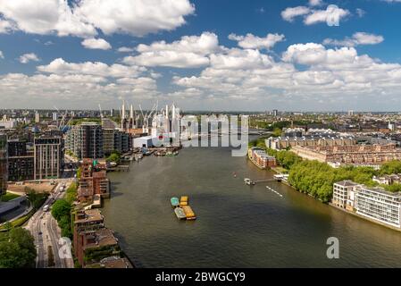 Vue aérienne de la Tamise à Nine Elms et Battersea par une journée ensoleillée avec des nuages spectaculaires, montrant les développements modernes et les maisons au bord de la rivière Banque D'Images