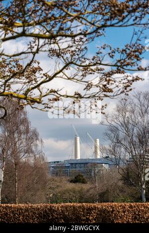 Une scène hivernante à Battersea Park avec les cheminées de la centrale électrique de Battersea en cours de réaménagement des travaux de construction en arrière-plan Banque D'Images