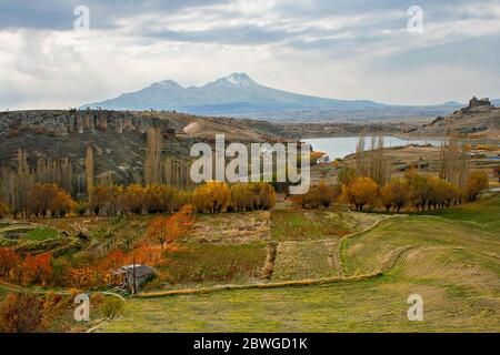 Deux sommets du volcan Hasan Dagi dans la province d'Aksaray, Cappadoce, Turquie Banque D'Images