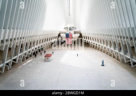 Le Westfield Mall Oculus, un centre commercial vide à New York, le dimanche 24 mai 2020, pendant la pandémie Covid-19. (© Richard B. Levine) Banque D'Images