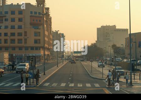 DUBAÏ, février 2020 : rues Deira avec les habitants, bâtiments résidentiels neufs et anciens, eau. Ancienne région authentique de Dubaï. Banque D'Images