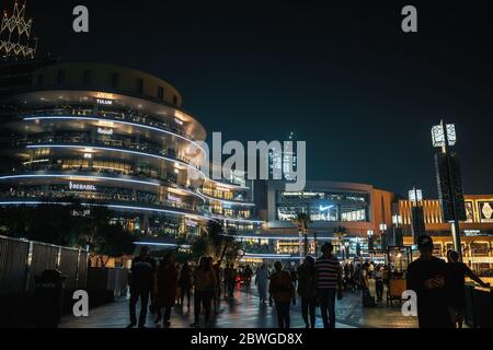 DUBAI, Émirats Arabes Unis - février 2020 : touristes et gens du coin près du Mall of Dubai la nuit, Dubai Mall - le plus grand centre commercial du monde. Banque D'Images