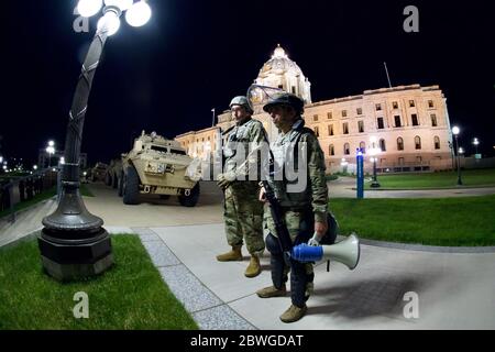 ST PAUL, MINNESOTA, États-Unis - 30 mai 2020 - des soldats et des aviateurs de la Garde nationale du Minnesota gardent la garde pendant la nuit, aux côtés de la police locale, protectin Banque D'Images