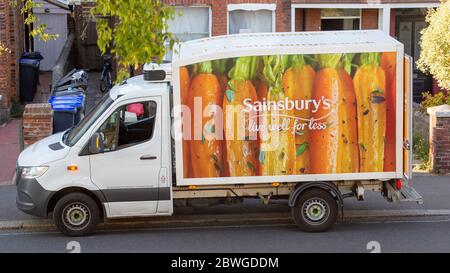 Worthing, Sussex, Royaume-Uni ; 1er juin 2020 ; fourgonnette avec la marque Sainsbury aux couleurs vives garée sur une chaussée pendant que le chauffeur effectue une livraison Banque D'Images