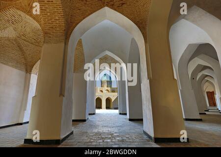 Arches de la mosquée de POI Kalon et son dôme bleu à travers les arcades, à Boukhara, Ouzbékistan Banque D'Images