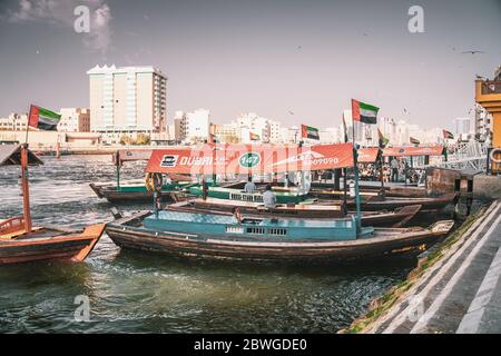 Dubaï, Émirats Arabes Unis - février 2020 : vieux bateaux traditionnels dans la baie de Dubai Creek, célèbre bateau-taxi. Banque D'Images