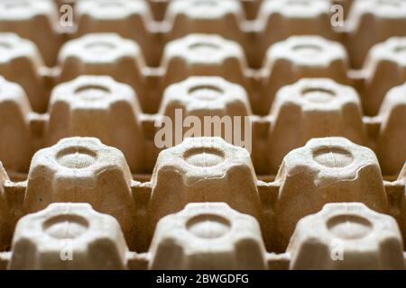 Beaucoup de cartons d'œufs vides dans une rangée. Fond des plateaux à œufs. Banque D'Images