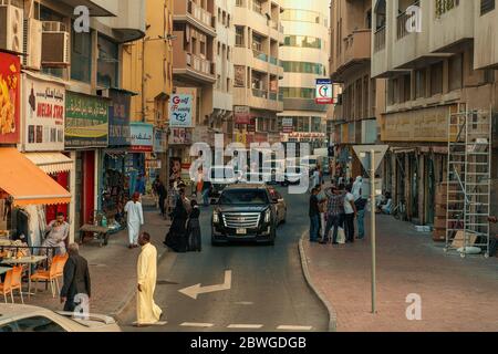 DUBAÏ, février 2020 : rues Deira avec les habitants, bâtiments résidentiels neufs et anciens, eau. Ancienne région authentique de Dubaï. Banque D'Images