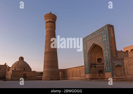 POI Kalon Minaret et la porte de la mosquée de Boukhara, Ouzbékistan. Banque D'Images