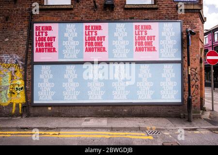 Des messages de positivité apparaissent autour du centre-ville de Manchester pendant la pandémie du coronavirus. 2020. Banque D'Images
