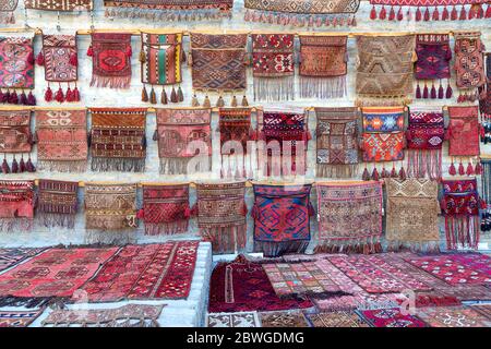 Tapis et tapis orientaux faits main colorés, Boukhara, Ouzbékistan Banque D'Images