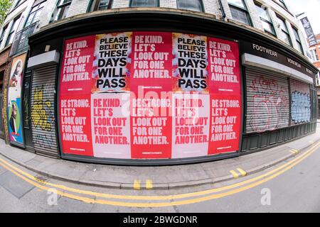 Des messages de positivité apparaissent autour du centre-ville de Manchester pendant la pandémie du coronavirus. 2020. Banque D'Images