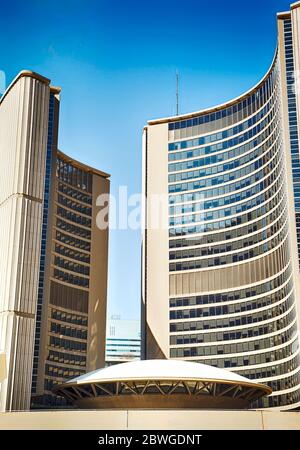 TORONTO, CANADA - le 09 AVRIL 2020 : Nathan Phillips Square nouvel hôtel de ville à Toronto, Ontario. Banque D'Images