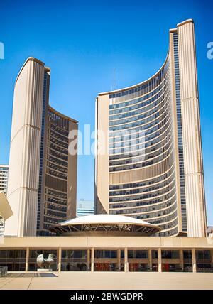 TORONTO, CANADA - le 09 AVRIL 2020 : Nathan Phillips Square nouvel hôtel de ville à Toronto, Ontario. Banque D'Images