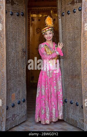 Femme ouzbek locale vêque de vêtements traditionnels, à Khiva, en Ouzbékistan. Banque D'Images