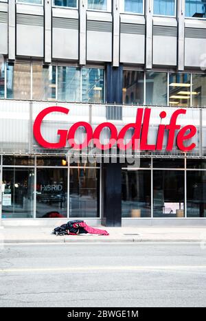 TORONTO, CANADA - le 09 AVRIL 2020 : homme sans abri qui dort dans la rue Toronto, Ontario. Banque D'Images