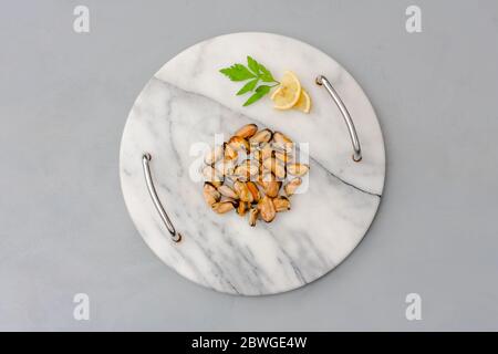 Moules sans coquille sur un plateau en marbre concept de fruits de mer. Vue de dessus. Espace pour le texte Banque D'Images