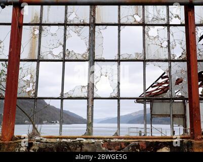 Vue par une fenêtre sur l'ancienne station d'essai Royal Naval Torpedo et Range Arrochar Argyll & Bute Scotland Banque D'Images