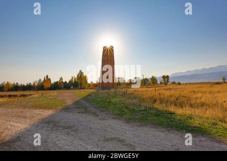 Tour Burana, un vieux et grand minaret dans les ruines de l'ancien site de Balasagun, au Kirghizistan Banque D'Images