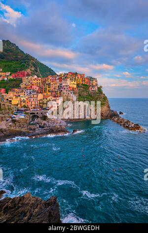 Manarola village sur le coucher du soleil, Cinque Terre, ligurie, italie Banque D'Images