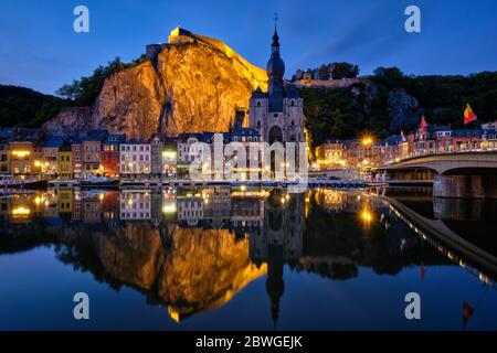 Vue de nuit sur la ville de Dinant, Belgique Banque D'Images