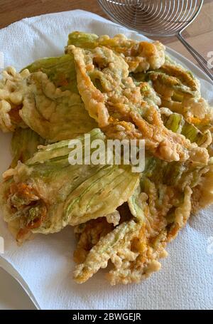 Fleurs de courgettes frites dans une pâte isolée sur fond clair. Vue de dessus. Concept des légumes. Banque D'Images