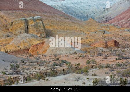 Vue sur les montagnes Aktau connues également sous le nom de montagnes blanches, dans le parc national Altyn Emel, Kazakhstan, Banque D'Images