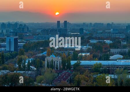 Coucher de soleil sur la ville d'Almaty au Kazakhstan Banque D'Images