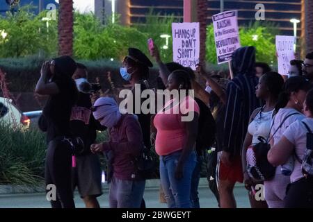 Las Vegas, États-Unis. 31 mai 2020. Las Vegas, NV - 31 mai 2020 : une jeune dame s'adresse à la police alors que les manifestants scandent des slogans de soutien à Black Lives Matter le 31 mai 2020 à Las Vegas, Nevada. Crédit: Shannon Beelman/l'accès photo crédit: L'accès photo/Alamy Live News