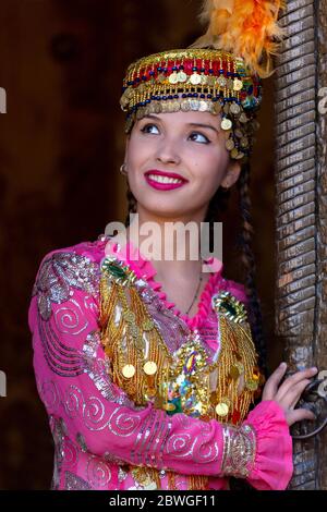 Portrait d'une femme ouzbek vêtue de vêtements traditionnels, à Khiva, en Ouzbékistan Banque D'Images