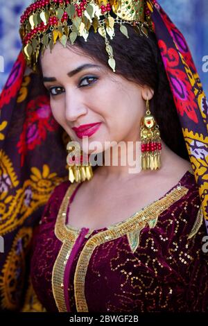 Femme ouzbek vêtue de vêtements traditionnels, à Khiva, en Ouzbékistan Banque D'Images