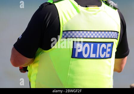 Hampshire police sur l'essence sur une plage au Royaume-Uni Banque D'Images