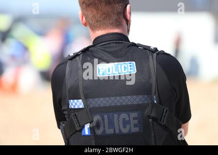 Hampshire police sur l'essence sur une plage au Royaume-Uni Banque D'Images