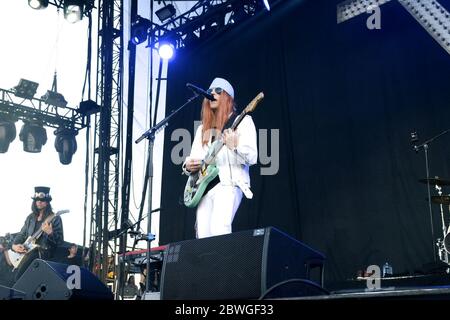 25 juin 2017, Pasadena, Californie, États-Unis : Rivers Cuomo de Weezer se produit sur scène pendant le week-end Arroyo Seco le 25 juin 2017 au parcours de golf Brookside de Pasadena, Californie. (Image crédit : © Billy Bennight/ZUMA Wire) Banque D'Images