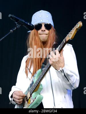 25 juin 2017, Pasadena, Californie, États-Unis : Rivers Cuomo de Weezer se produit sur scène pendant le week-end Arroyo Seco le 25 juin 2017 au parcours de golf Brookside de Pasadena, Californie. (Image crédit : © Billy Bennight/ZUMA Wire) Banque D'Images