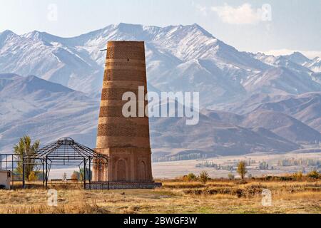 Tour Burana, un vieux et grand minaret dans les ruines de l'ancien site de Balasagun, au Kirghizistan Banque D'Images