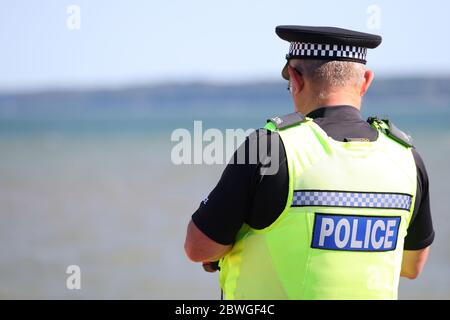 Hampshire police sur l'essence sur une plage au Royaume-Uni Banque D'Images