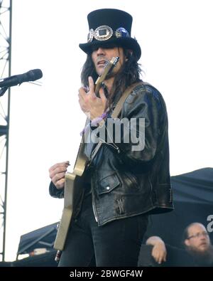 25 juin 2017, Pasadena, Californie, États-Unis : Brian Bell de Weezer se produit sur scène pendant le week-end Arroyo Seco le 25 juin 2017 au parcours de golf Brookside de Pasadena, Californie. (Image crédit : © Billy Bennight/ZUMA Wire) Banque D'Images