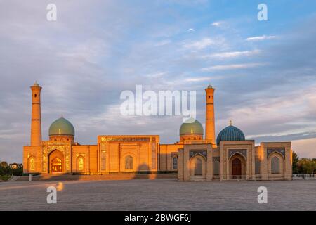 Mosquée Khast Imam connue aussi sous le nom d'Imam Khazrat, au coucher du soleil, Tachkent, Ouzbékistan Banque D'Images