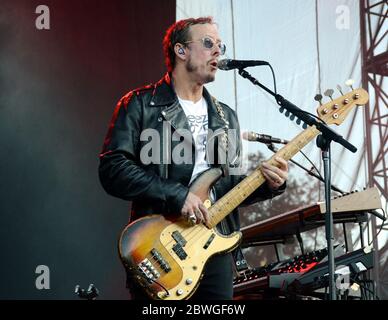 25 juin 2017, Pasadena, Californie, États-Unis : Scott Shriner de Weezer se produit sur scène pendant le week-end d'Arroyo Seco le 25 juin 2017 au parcours de golf Brookside de Pasadena, Californie. (Image crédit : © Billy Bennight/ZUMA Wire) Banque D'Images