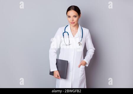 Photo de la famille professionnelle doc belle dame tenir les mains technologie moderne portable venir conférence médicale tenue de stéthoscope blanc Banque D'Images