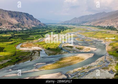 Vue sur la rivière Swat depuis le sommet de l'ancienne Bazira, les ruines de Bazira, Barikot, Swat, province de Khyber Pakhtunkhwa, Pakistan, Asie du Sud, Asie Banque D'Images