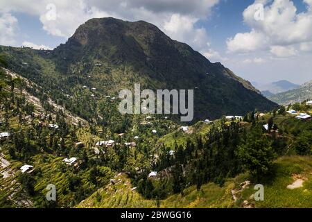 Impressionnant, maisons locales et terrain en terrasse escarpé à la falaise, Elum montagne trekking, Swat, province de Khyber Pakhtunkhwa, Pakistan, Asie du Sud, Asie Banque D'Images