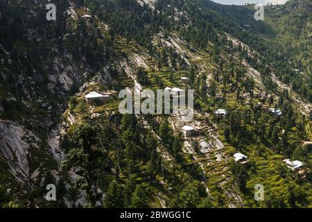 Impressionnant, maisons locales et terrain en terrasse escarpé à la falaise, Elum montagne trekking, Swat, province de Khyber Pakhtunkhwa, Pakistan, Asie du Sud, Asie Banque D'Images