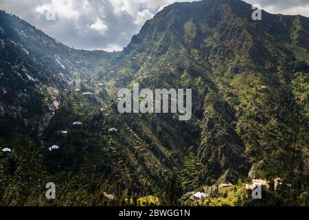 Impressionnant, maisons locales et terrain en terrasse escarpé à la falaise, Elum montagne trekking, Swat, province de Khyber Pakhtunkhwa, Pakistan, Asie du Sud, Asie Banque D'Images